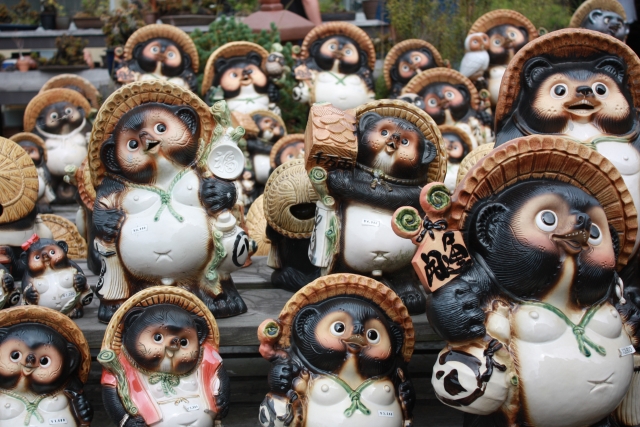 たくさん並べられた信楽焼のタヌキ